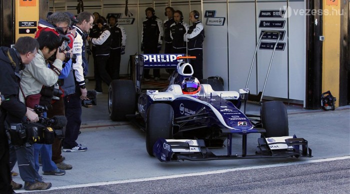 Barrichello megtankolva körözgetett