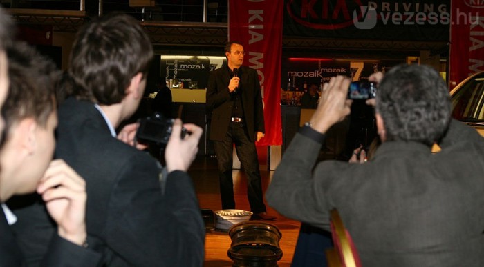 Nem énekes, formatervező