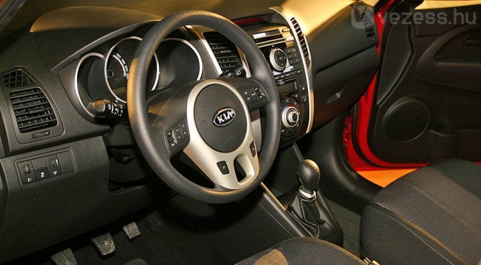 Rengeteg gomb a kormányon