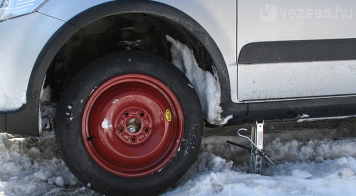 Nem fér fel a pótkerék