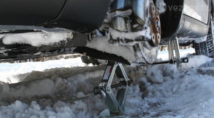 A másik emelő ment a lengőkar alá