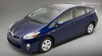 437 ezer hibridet hív vissza a Toyota