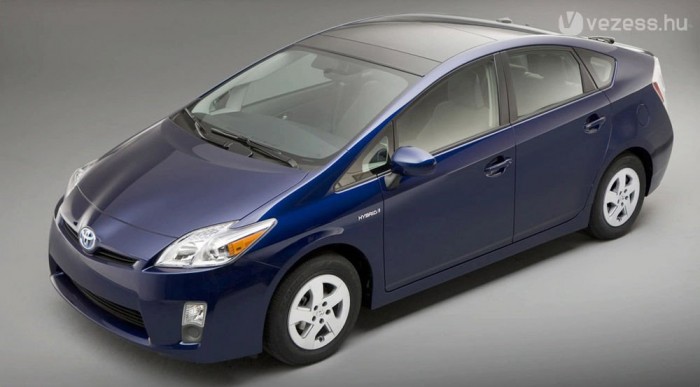 437 ezer hibridet hív vissza a Toyota