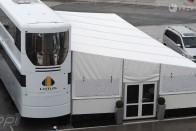 A Lotus még nem tesztel, de a motorhome-ja már megérkezett