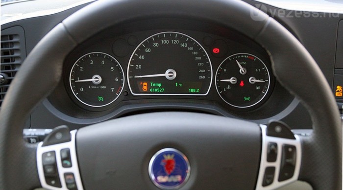 Soha jobbkor: Saab 9-3 12 | Vezess Kötelező dizájnelem a turbónyomásjelző