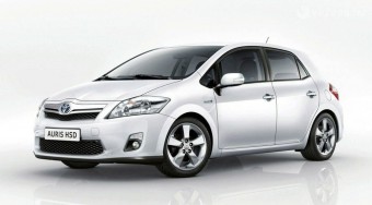 Hibrid Toyota Auris és friss arcú RAV4 Genfben