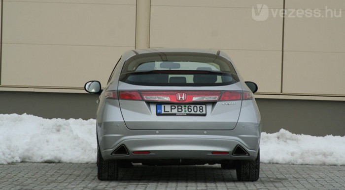 Kettévágja a kilátást a hátsó spoiler