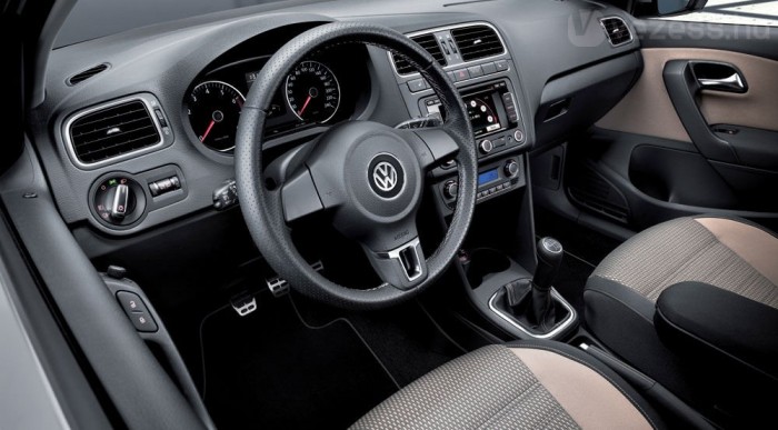 Matt és fényes króm betétek díszítik 