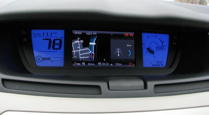 Az LCD hátterének színe változtatható