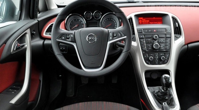 Látványosabb az Astra műszerfala