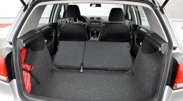 Egyikben sem osztott az ülőlap, csak a támla dönthető két részben