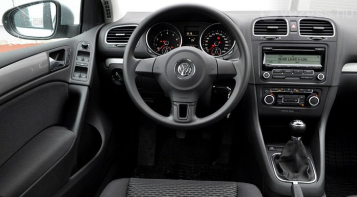 Alapmodellként is igényes a Golf műszerfala