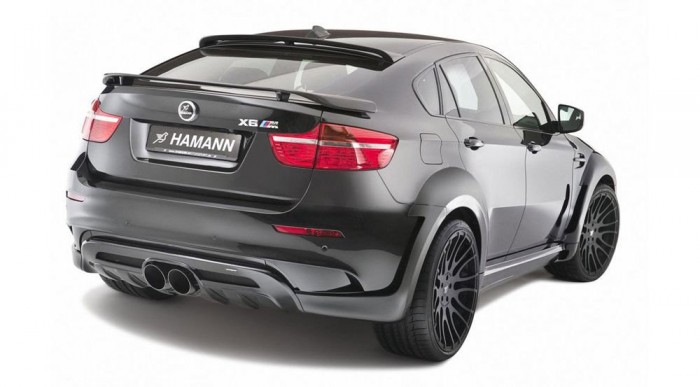 Komoly ívek szélesítik a sárvédőket, hogy elférjenek a kerekek