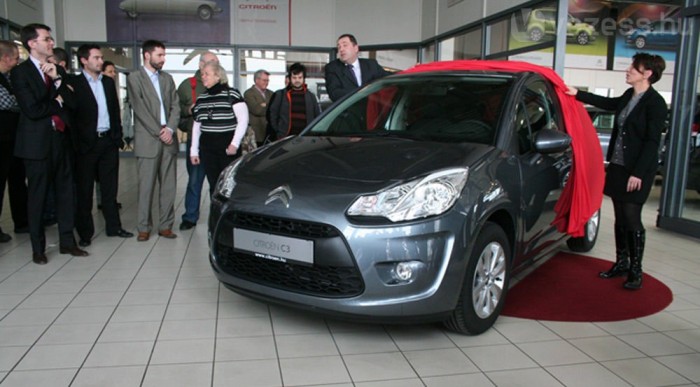 Ünnepélyes leleplezés jár az ügyfeleknek