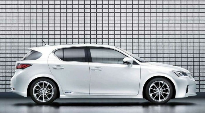 Ötajtós karosszériával érkezik