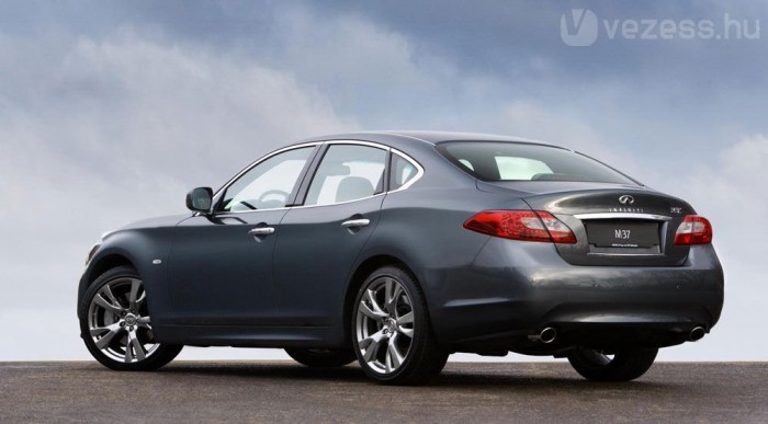 Japán luxusautó a BMW ellen 7