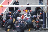 F1: A Red Bull szárnyal, a Virgin összetört 34