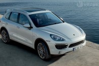 Hibrid hajtással jött az új Porsche Cayenne 20