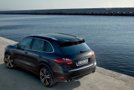 Hibrid hajtással jött az új Porsche Cayenne 21