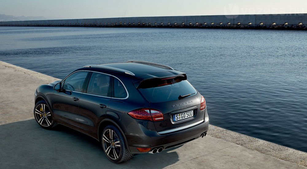 Hibrid hajtással jött az új Porsche Cayenne 6