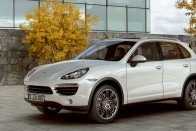 Hibrid hajtással jött az új Porsche Cayenne 23