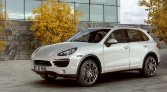 Hibrid hajtással jött az új Porsche Cayenne
