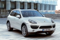 Hibrid hajtással jött az új Porsche Cayenne 24