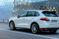 Hibrid hajtással jött az új Porsche Cayenne 27