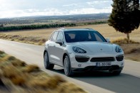 Hibrid hajtással jött az új Porsche Cayenne 28