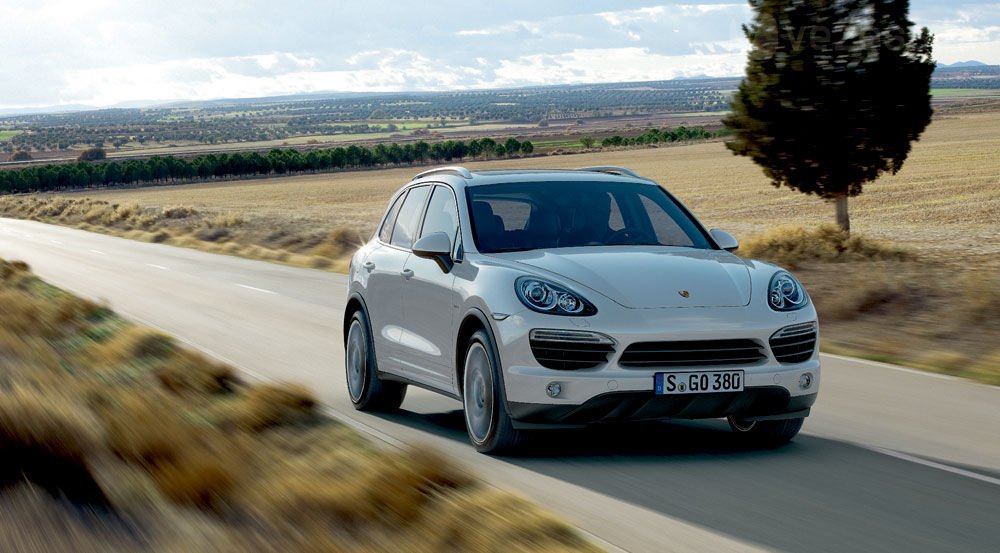 Hibrid hajtással jött az új Porsche Cayenne 13