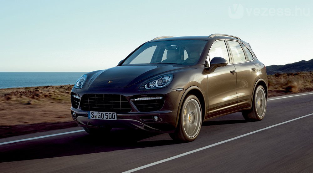 Hibrid hajtással jött az új Porsche Cayenne 14