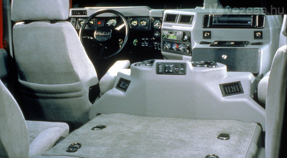 A H1-ben az ülések között van a motor