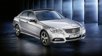 Nemesacél pedálok és kormányfűtés az E osztályban