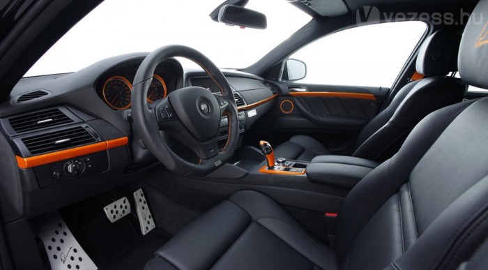 Jól áll neki a narancssárga 