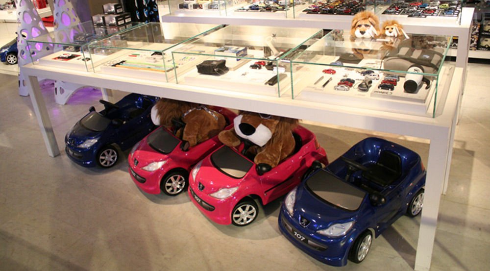 A Peugeot székházban játékok is kaphatóak