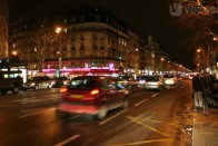 A Champs-Élysées éjjel is életteli