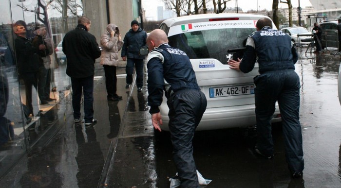 Álló motorral álltak be az autók a rajtba