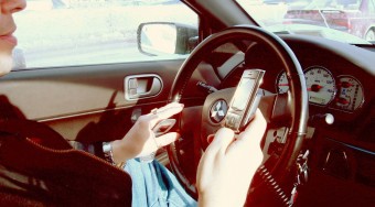 Vége a vezetés közbeni telefonálásnak?