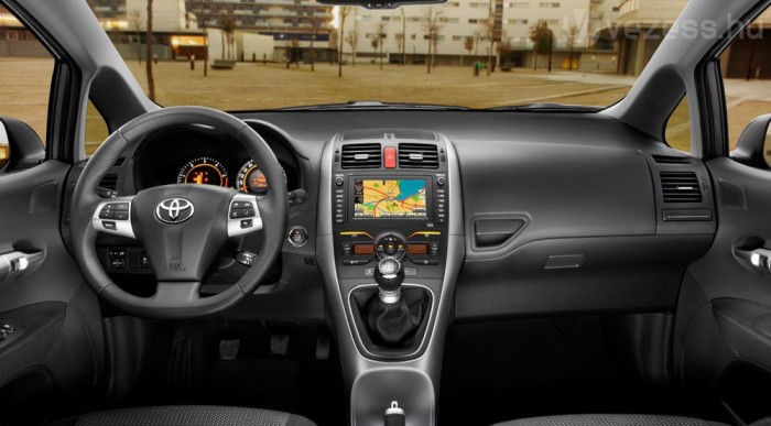 Teszt: Toyota Auris 1,6 Sol Navi 8
