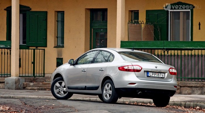 Az új luxus-Dacia: Renault Fluence 8 | Vezess 3,1 millió az alapára