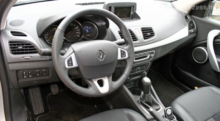 Az új luxus-Dacia: Renault Fluence 9 | Vezess Mintha Laguna lenne. Mintha...