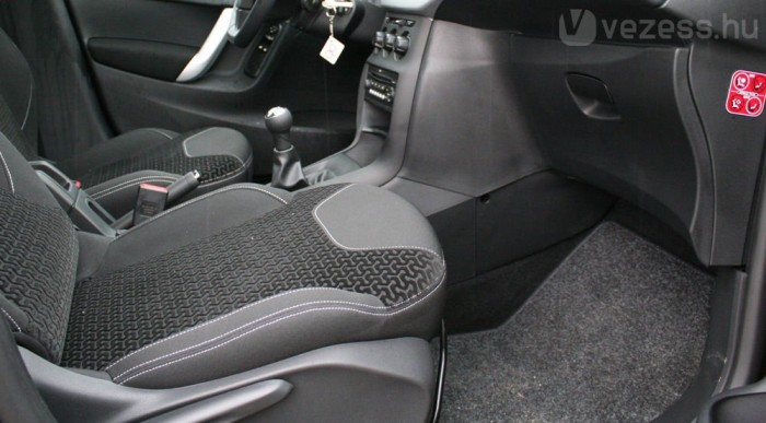 Plusz 8 centi lábteret hoz a kimélyítés