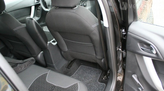 Jobb hátul sok a hely, a másik oldalon nem