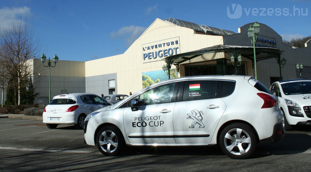 A Peugeot múzeum előtt volt az első kontroll pont