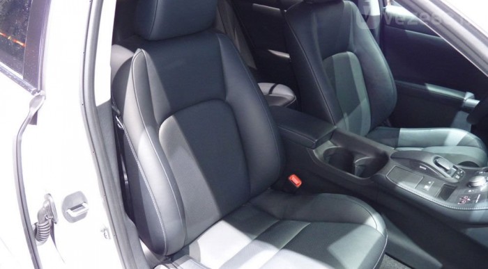 Hibrid Lexus az új magyar autó ellen 8