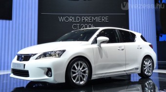 Hibrid Lexus az új magyar autó ellen