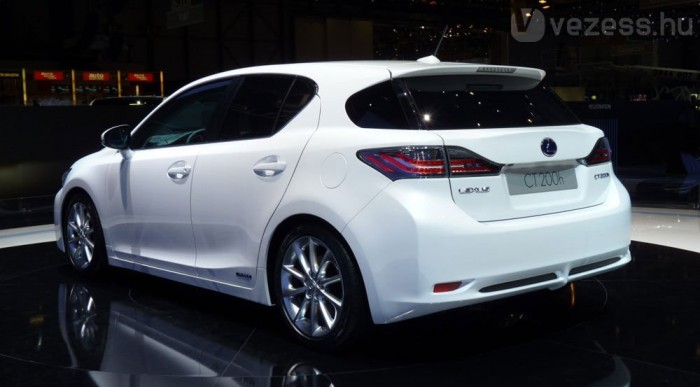Hibrid Lexus az új magyar autó ellen 6