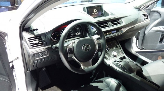 Hibrid Lexus az új magyar autó ellen 7