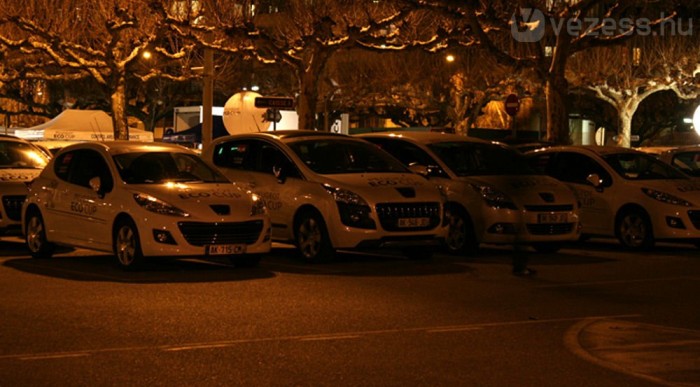 Parc fermében éjszakáztak az autók