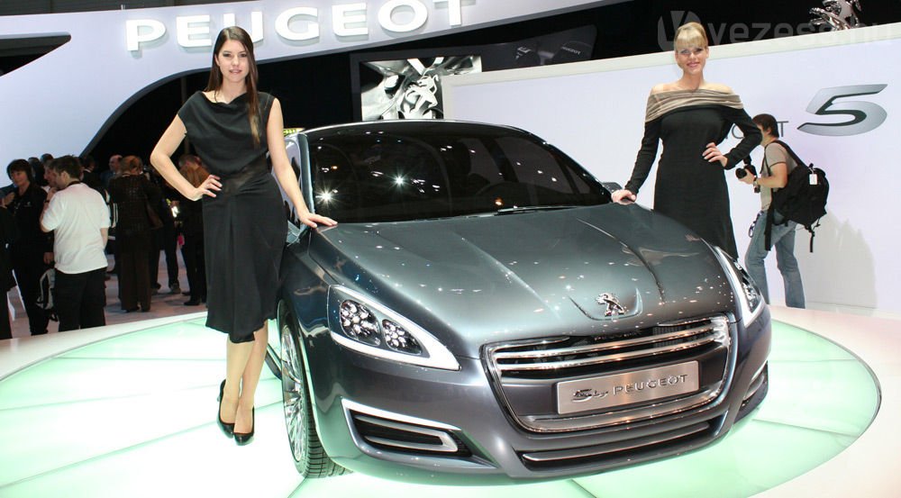 Most is elegánsak a hölgyek a Peugeot-nál